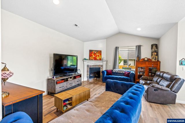 901 Riley Dr NE, Silverton, OR 97381