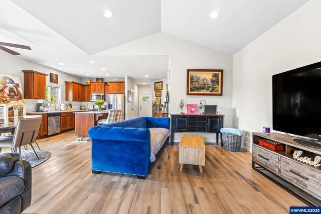 901 Riley Dr NE, Silverton, OR 97381