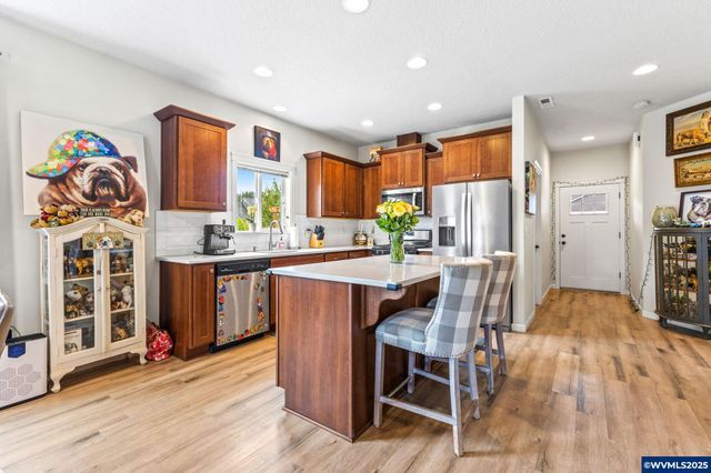 901 Riley Dr NE, Silverton, OR 97381