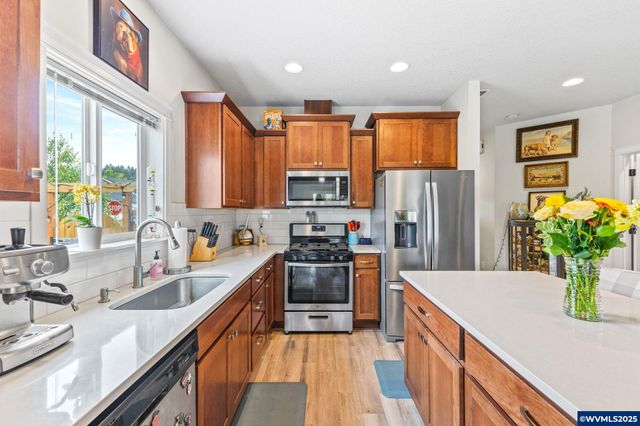 901 Riley Dr NE, Silverton, OR 97381