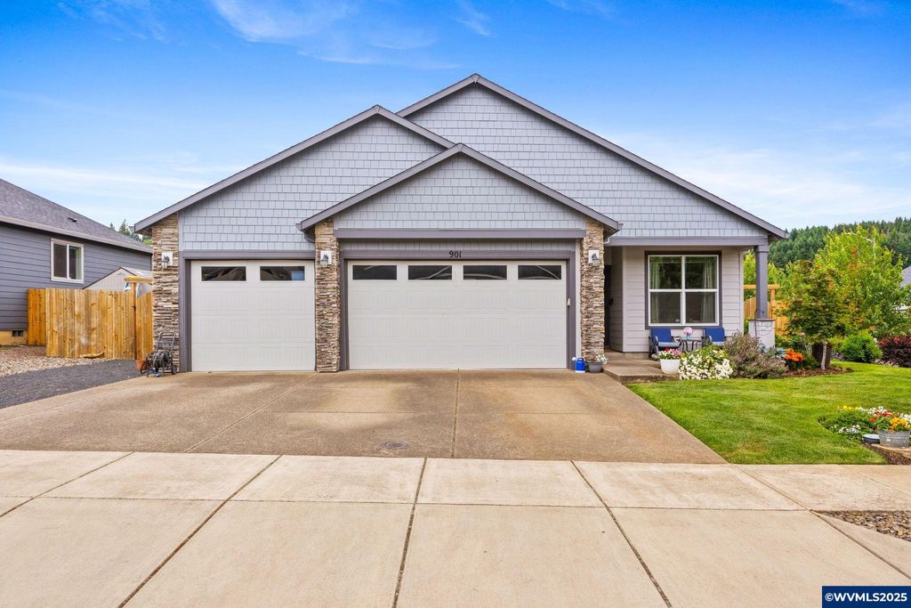 901 Riley Dr NE, Silverton, OR 97381
