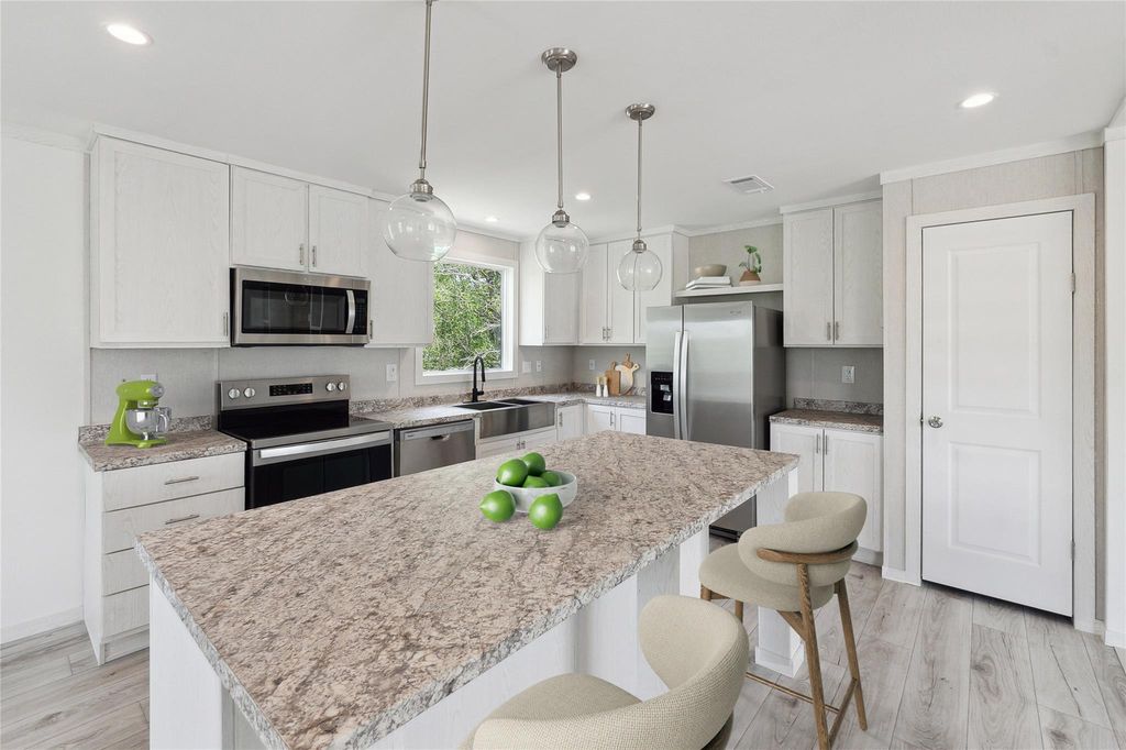 855 Roosevelt RD, Luling, TX 78648