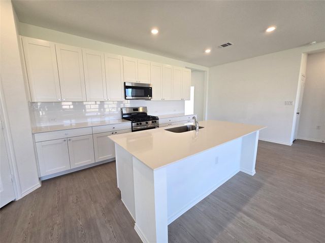 108 Brabham LOOP, Hutto, TX 78634