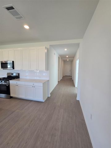 108 Brabham LOOP, Hutto, TX 78634