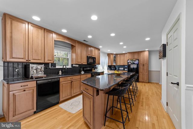 8 CHRISTOPHER DR, Marlton, NJ 08053