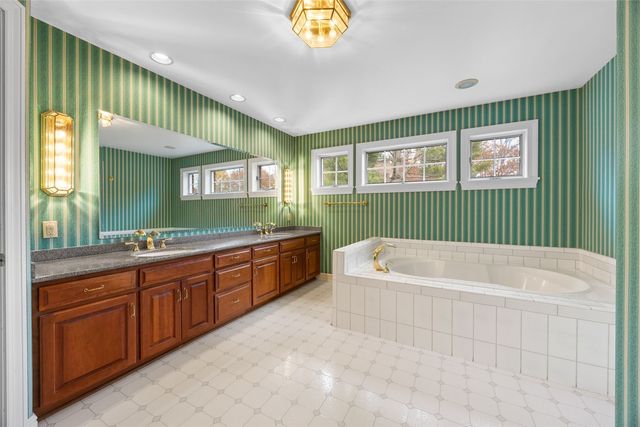 14 Oak Park Place NE, Iowa City, IA 52240