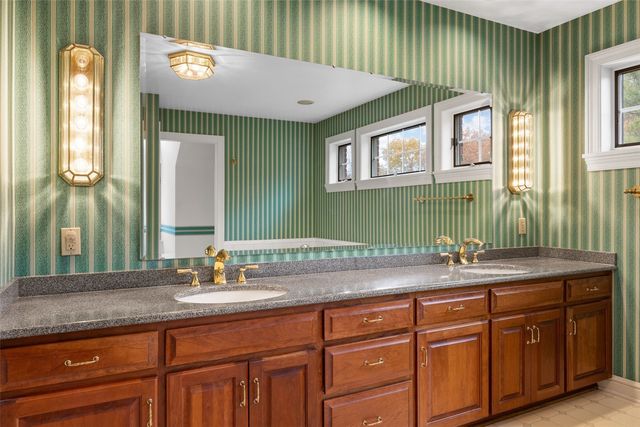 14 Oak Park Place NE, Iowa City, IA 52240