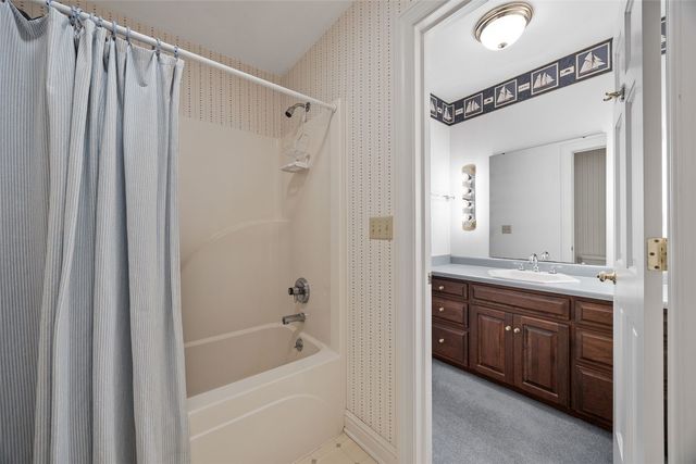 14 Oak Park Place NE, Iowa City, IA 52240