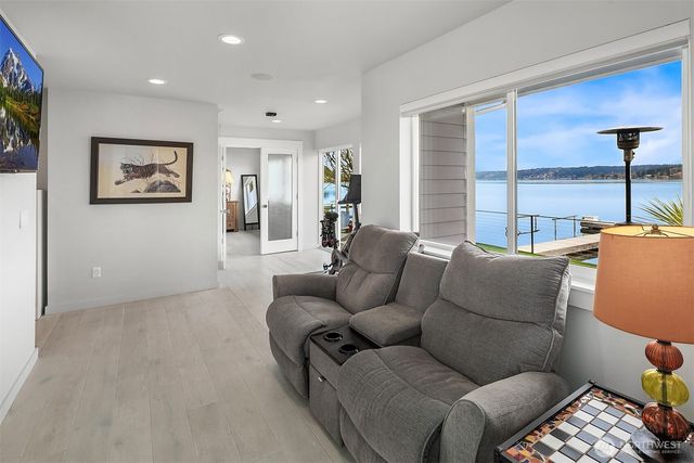 3828 W Lake Sammamish Parkway SE, Bellevue, WA 98008