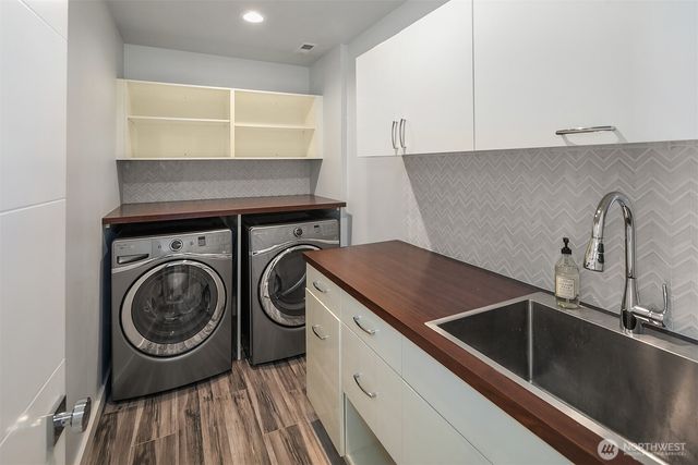 3828 W Lake Sammamish Parkway SE, Bellevue, WA 98008