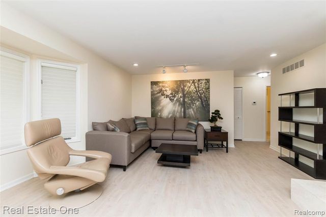 3190 Kenicott Drive, Commerce Twp, MI 48390