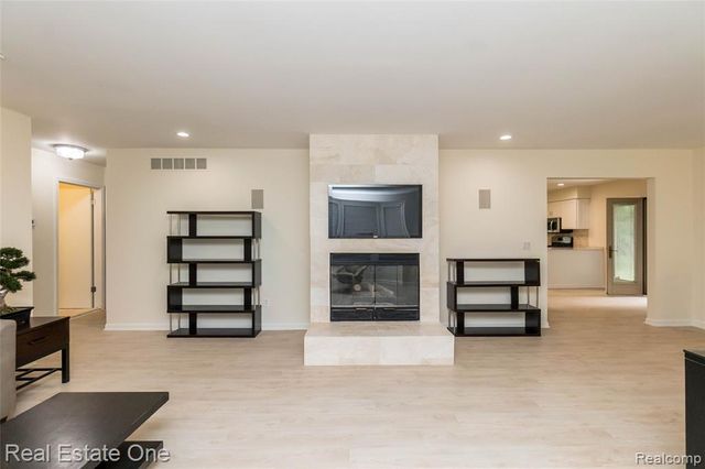 3190 Kenicott Drive, Commerce Twp, MI 48390