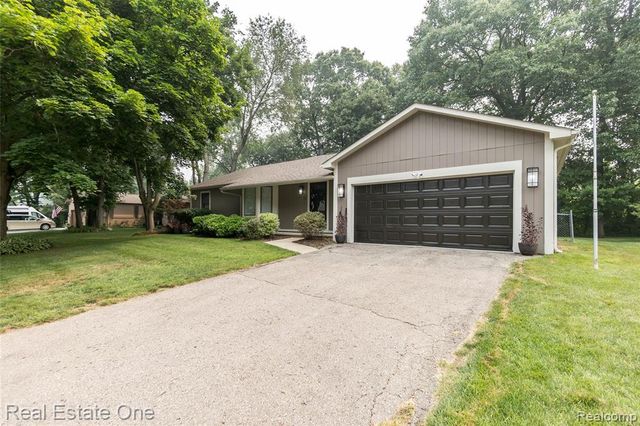 3190 Kenicott Drive, Commerce Twp, MI 48390