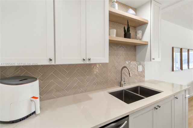 2200 Diana Dr 205, Hallandale Beach, FL 33009