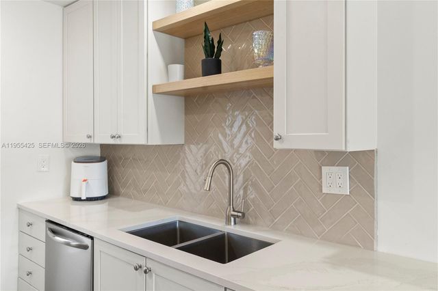 2200 Diana Dr 205, Hallandale Beach, FL 33009