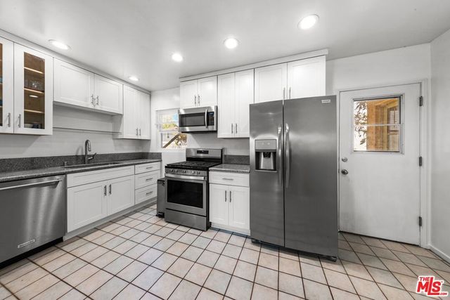 2010 Virginia Avenue B, Santa Monica, CA 90404