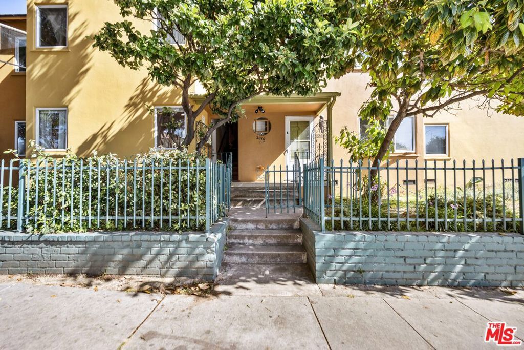 2010 Virginia Avenue B, Santa Monica, CA 90404
