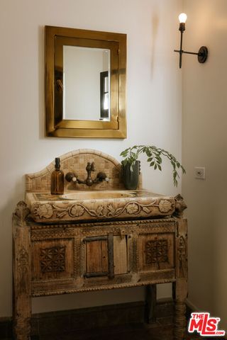 1437 Queens Road, Los Angeles, CA 90069