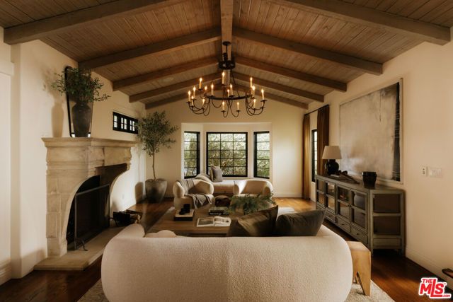 1437 Queens Road, Los Angeles, CA 90069