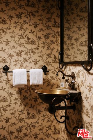 1437 Queens Road, Los Angeles, CA 90069