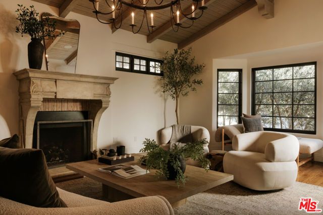 1437 Queens Road, Los Angeles, CA 90069