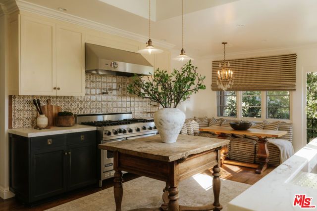 1437 Queens Road, Los Angeles, CA 90069