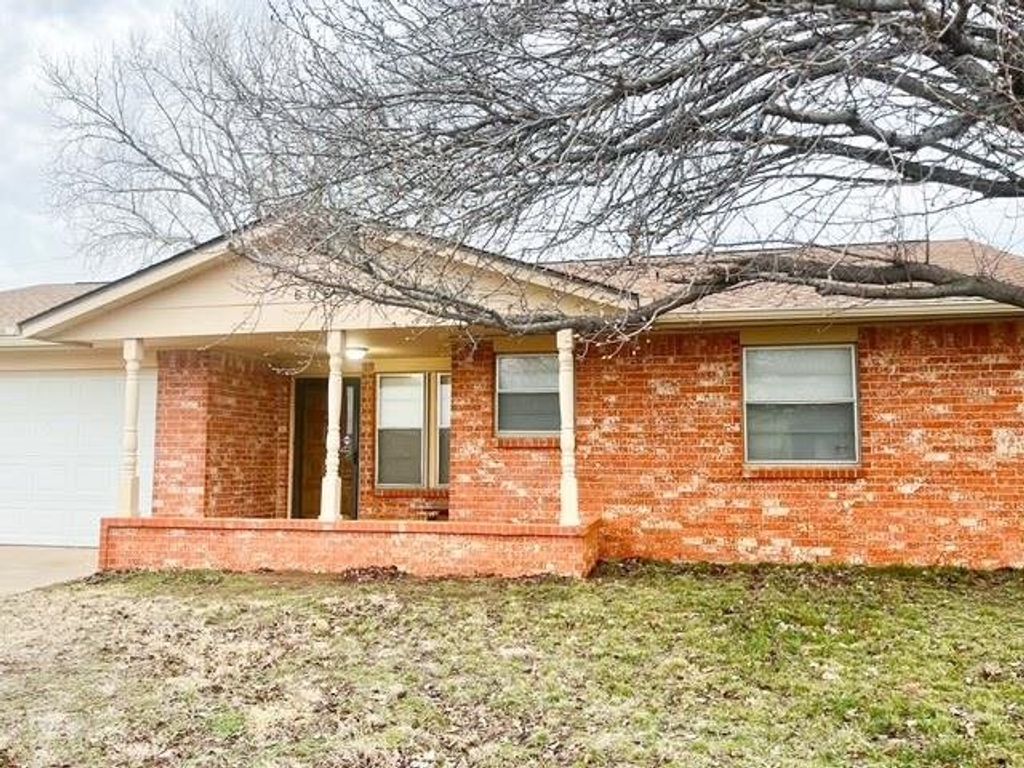 6033 SW Atterbury Dr, Lawton, OK 73505