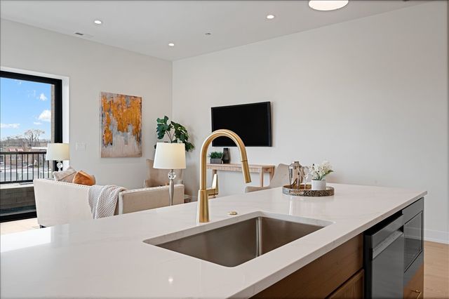 5340 N Lincoln Avenue 203, Chicago, IL 60625