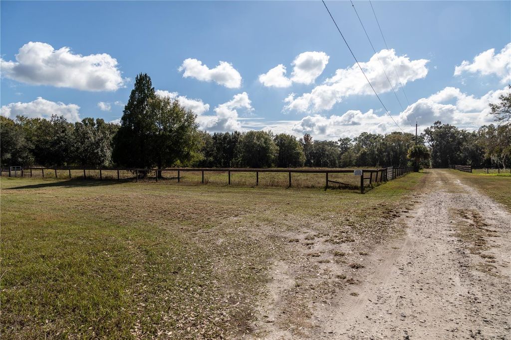 Image 15 of property listing at 11560 TARPON SPRINGS, Odessa, FL 33556