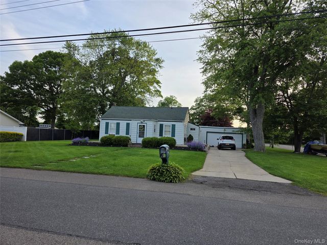 76 Hanrahan Avenue, Farmingville, NY 11738