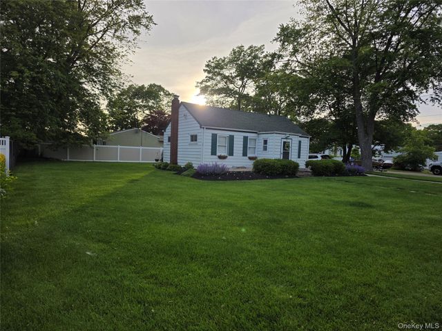 76 Hanrahan Avenue, Farmingville, NY 11738