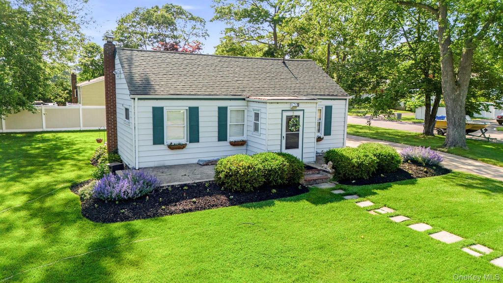 76 Hanrahan Avenue, Farmingville, NY 11738