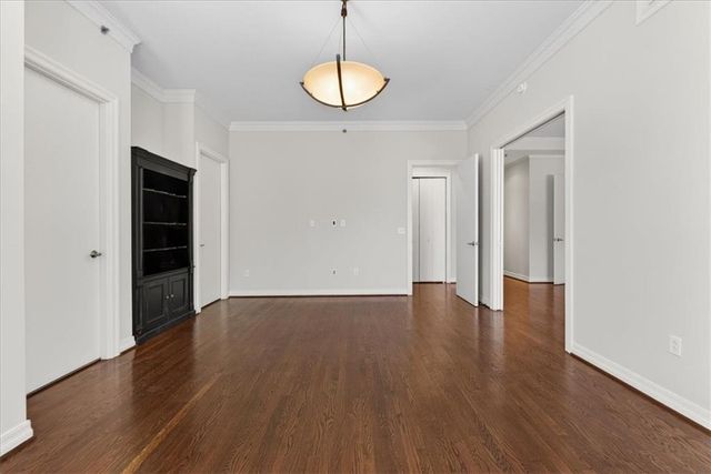 4900 Central Street 104, Kansas City, MO 64112