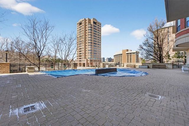 4900 Central Street 104, Kansas City, MO 64112