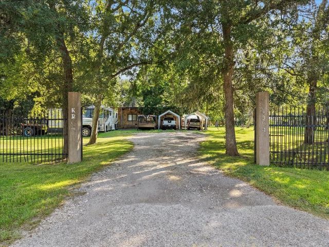 1304 Deepwood Drive, Fiendswood, TX 77546
