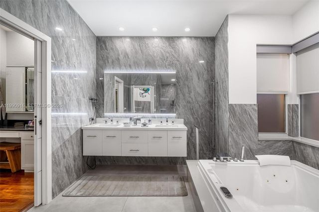 392 Coconut Cir, Weston, FL 33326