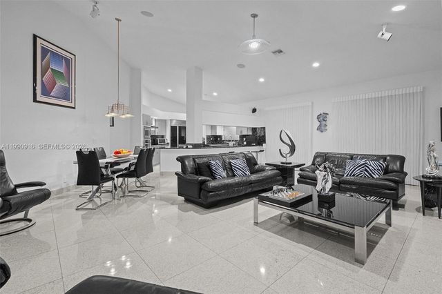 392 Coconut Cir, Weston, FL 33326