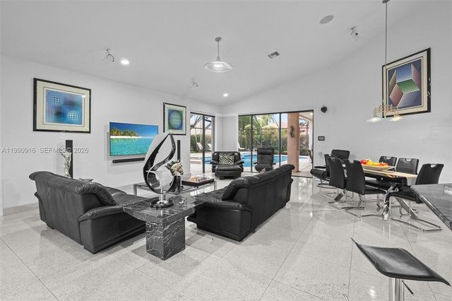 392 Coconut Cir, Weston, FL 33326