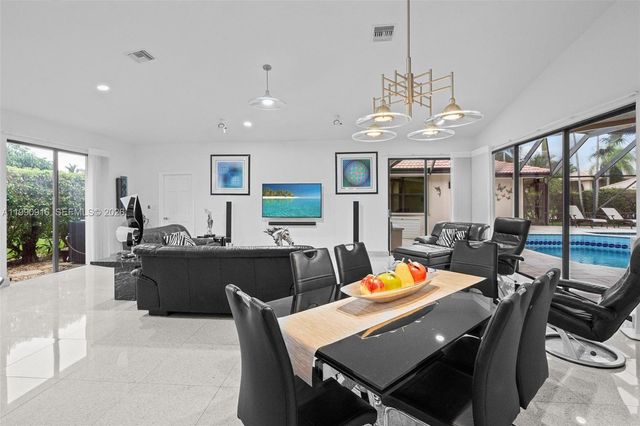 392 Coconut Cir, Weston, FL 33326