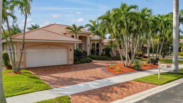 392 Coconut Cir, Weston, FL 33326