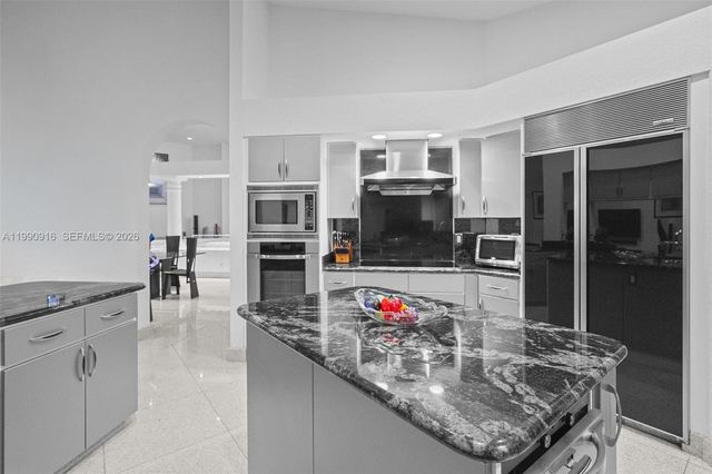 392 Coconut Cir, Weston, FL 33326