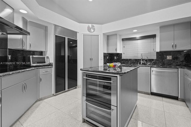 392 Coconut Cir, Weston, FL 33326