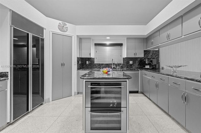 392 Coconut Cir, Weston, FL 33326