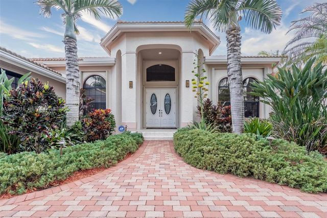 392 Coconut Cir, Weston, FL 33326