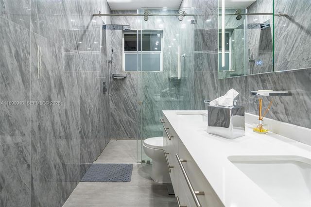 392 Coconut Cir, Weston, FL 33326