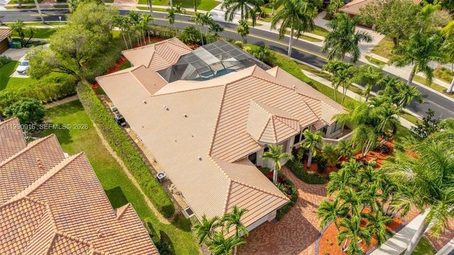 392 Coconut Cir, Weston, FL 33326