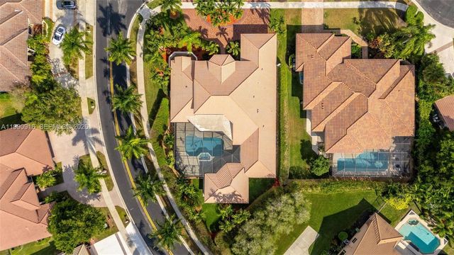 392 Coconut Cir, Weston, FL 33326