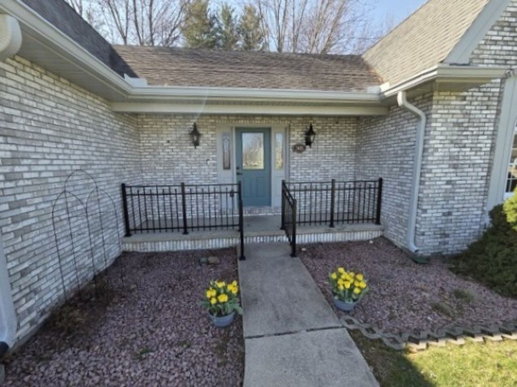 Image 2 of property listing at 3405 Piccadilly Avenue, Mt Vernon, IL 62864