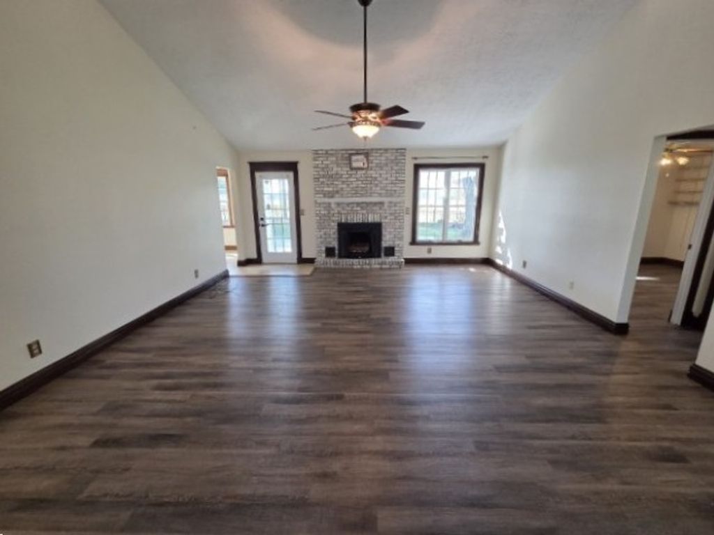 Image 3 of property listing at 3405 Piccadilly Avenue, Mt Vernon, IL 62864