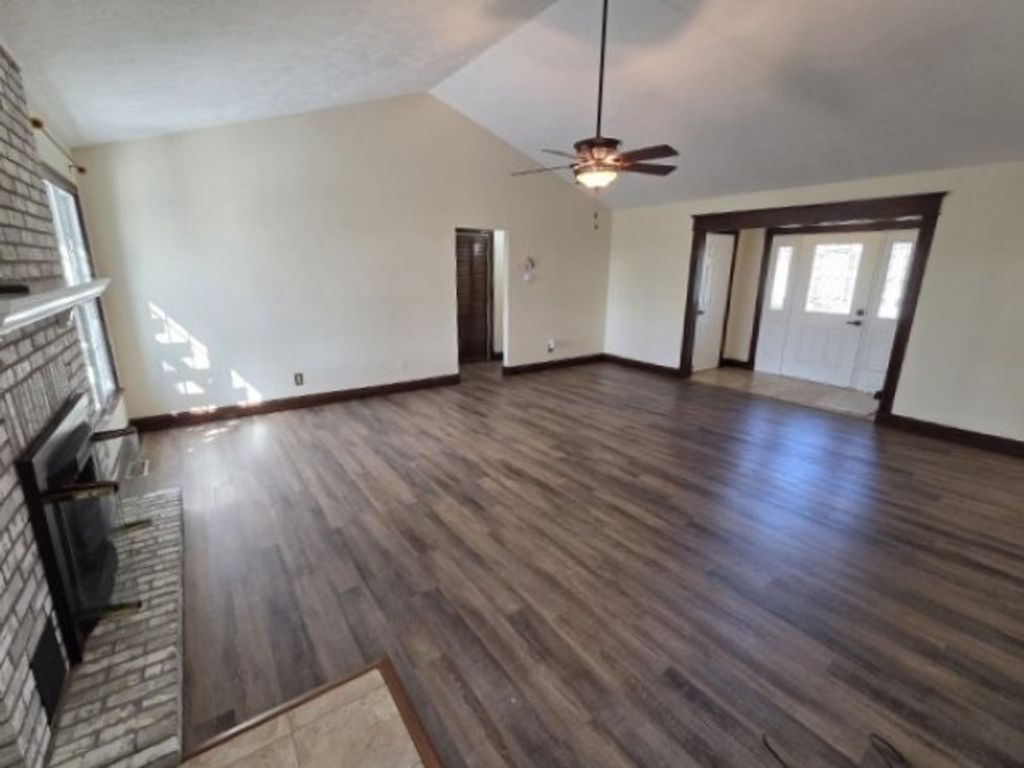 Image 21 of property listing at 3405 Piccadilly Avenue, Mt Vernon, IL 62864